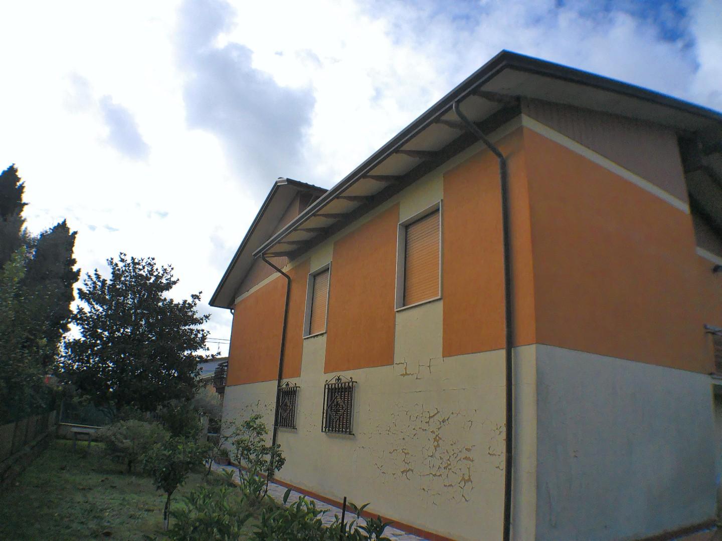 Immagine 13 di Casa indipendente in vendita  a Carrara