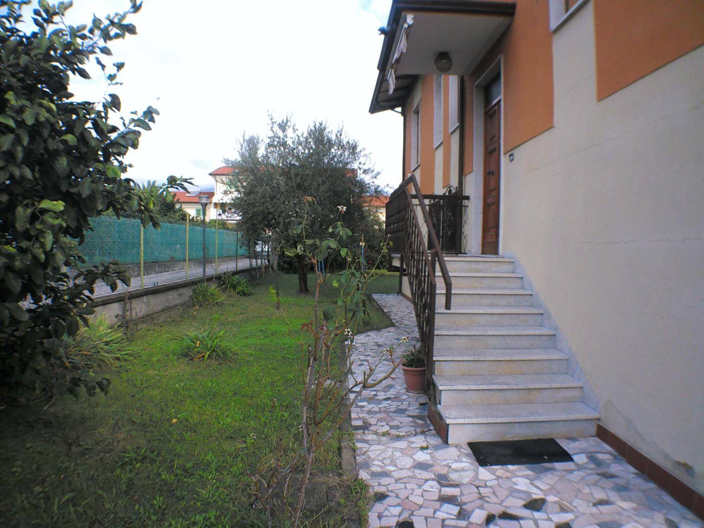 Immagine 3 di Casa indipendente in vendita  a Carrara