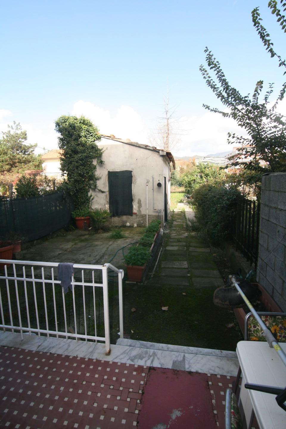 Immagine 2 di Terratetto in vendita  a Carrara