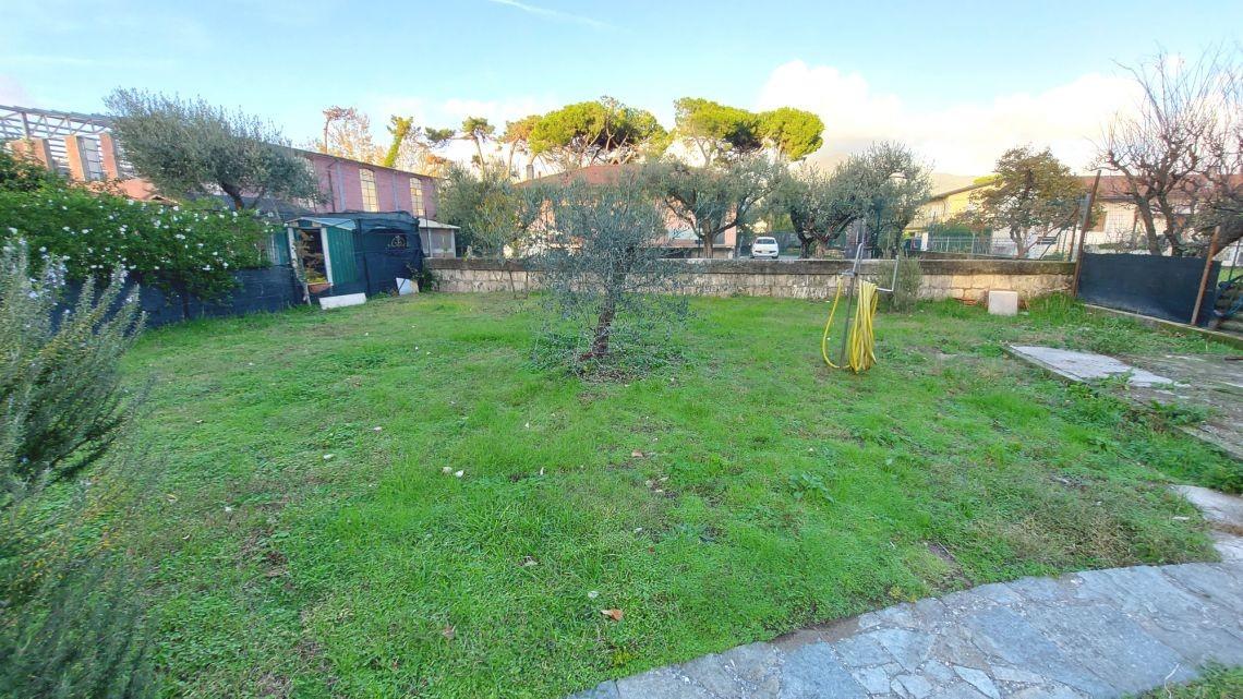 Immagine 31 di Casa semindipendente in vendita  a Massa