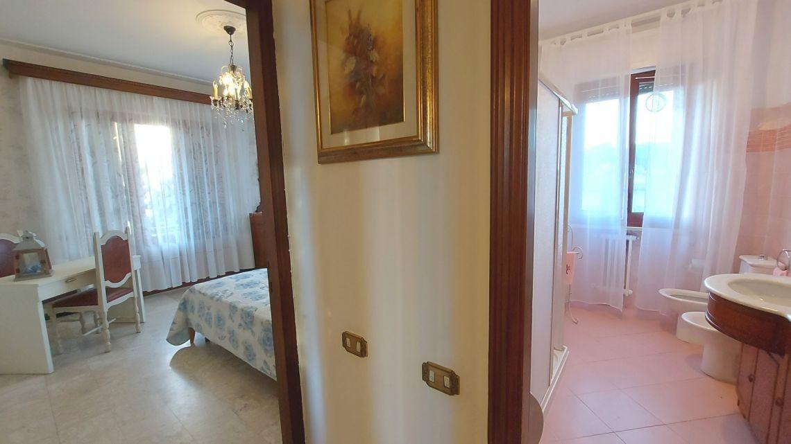 Immagine 27 di Casa semindipendente in vendita  a Massa