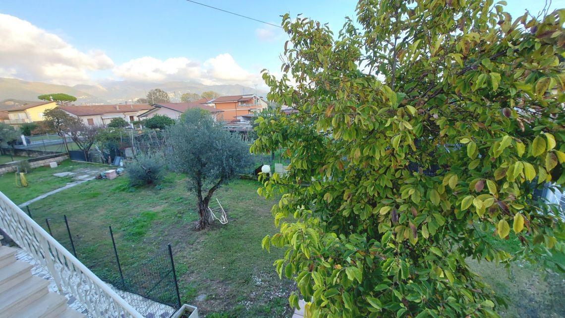 Immagine 18 di Casa semindipendente in vendita  a Massa