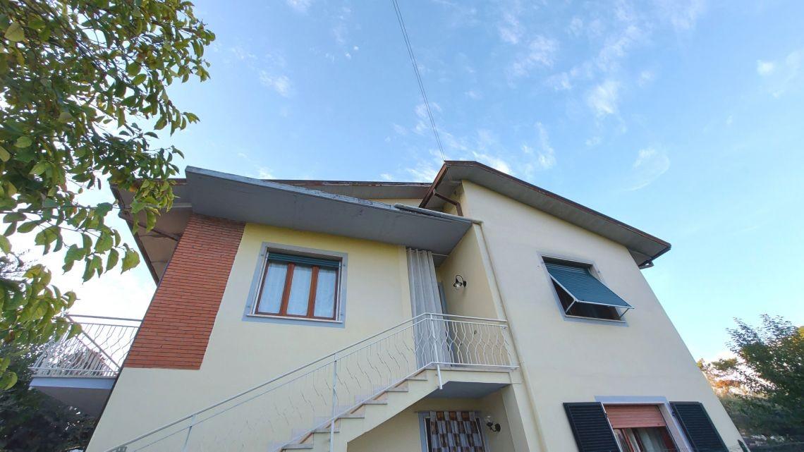 Immagine 5 di Casa semindipendente in vendita  a Massa