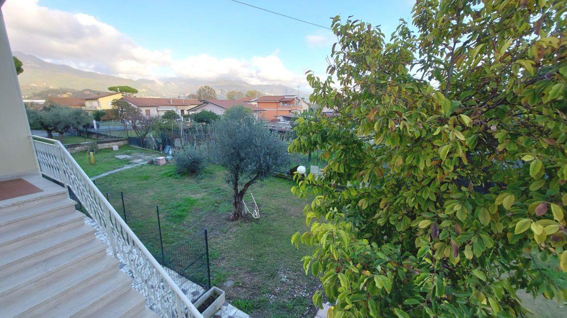 Immagine 33 di Casa semindipendente in vendita  a Massa