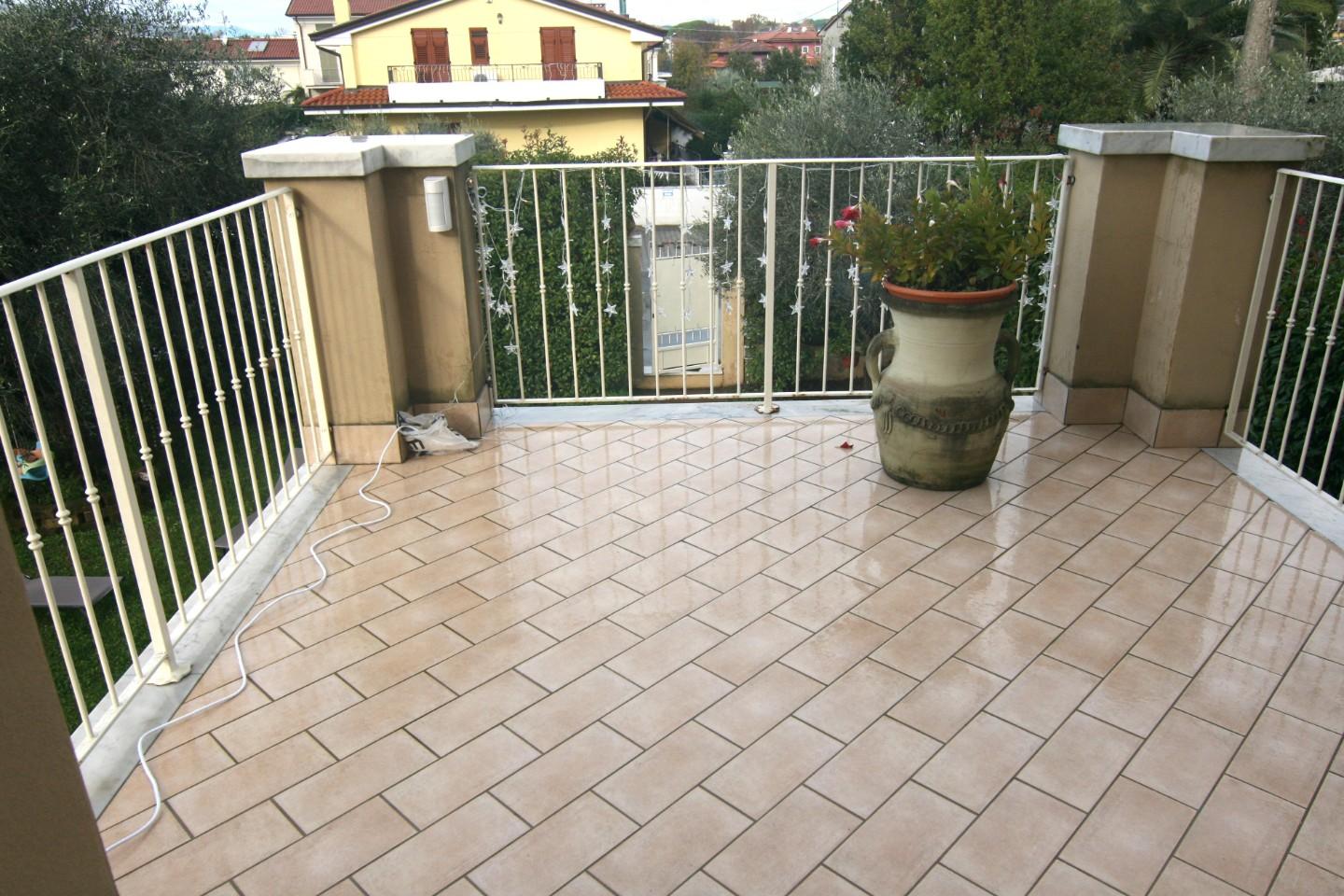 Immagine 17 di Villetta a schiera in vendita  a Carrara