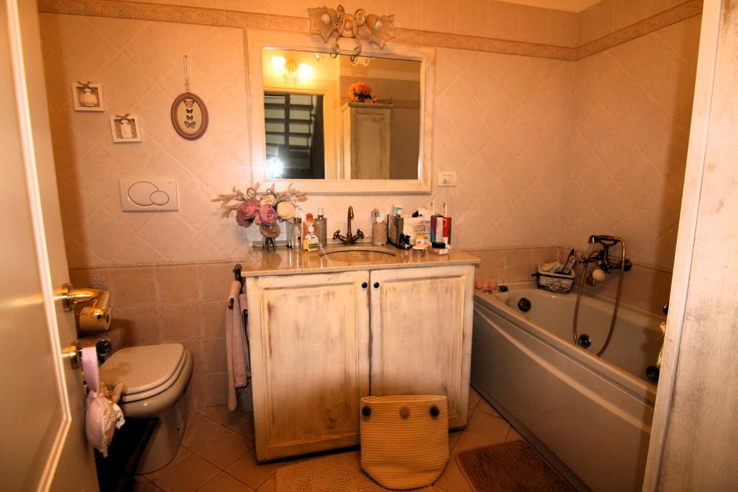 Immagine 16 di Villetta a schiera in vendita  a Carrara