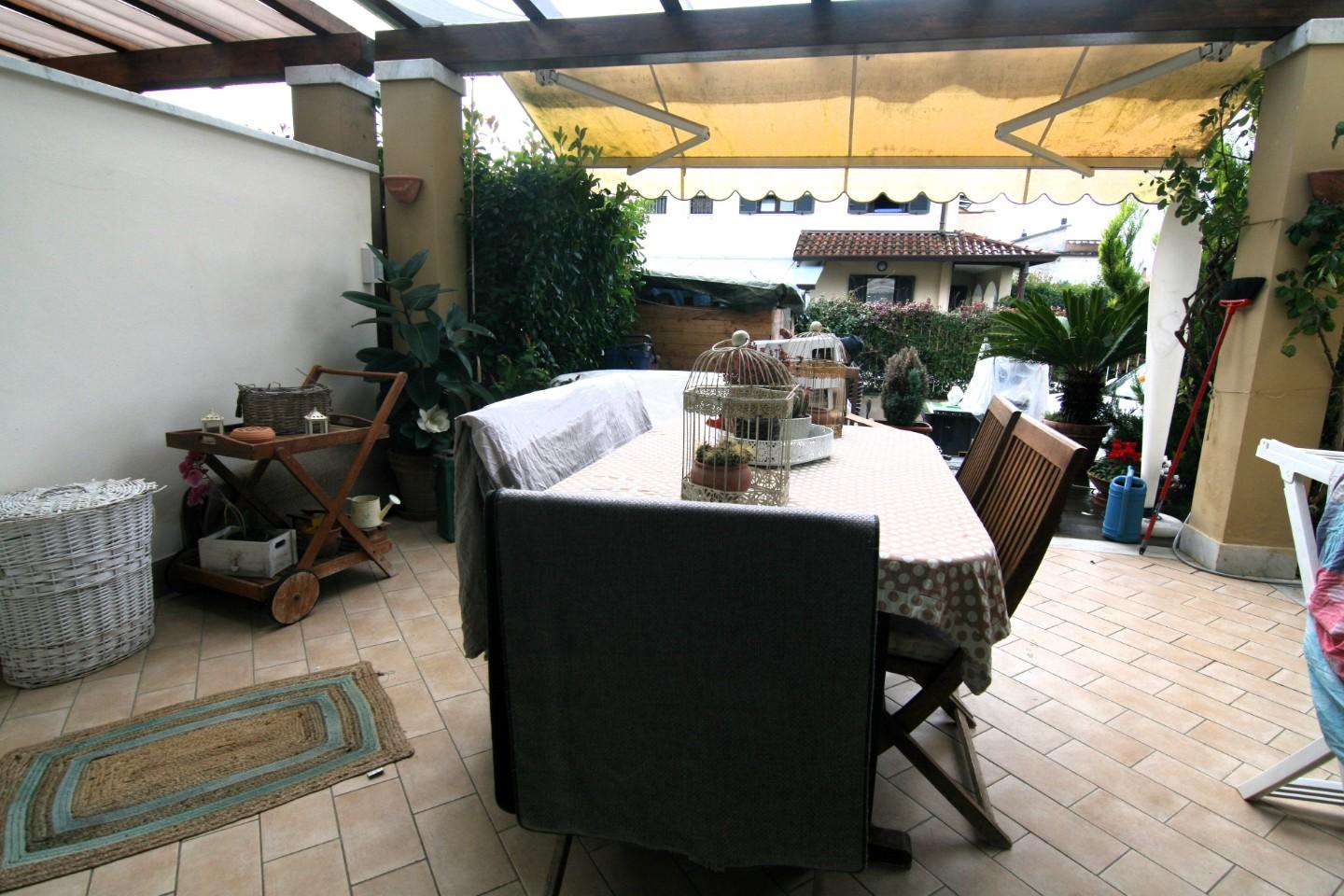 Immagine 10 di Villetta a schiera in vendita  a Carrara