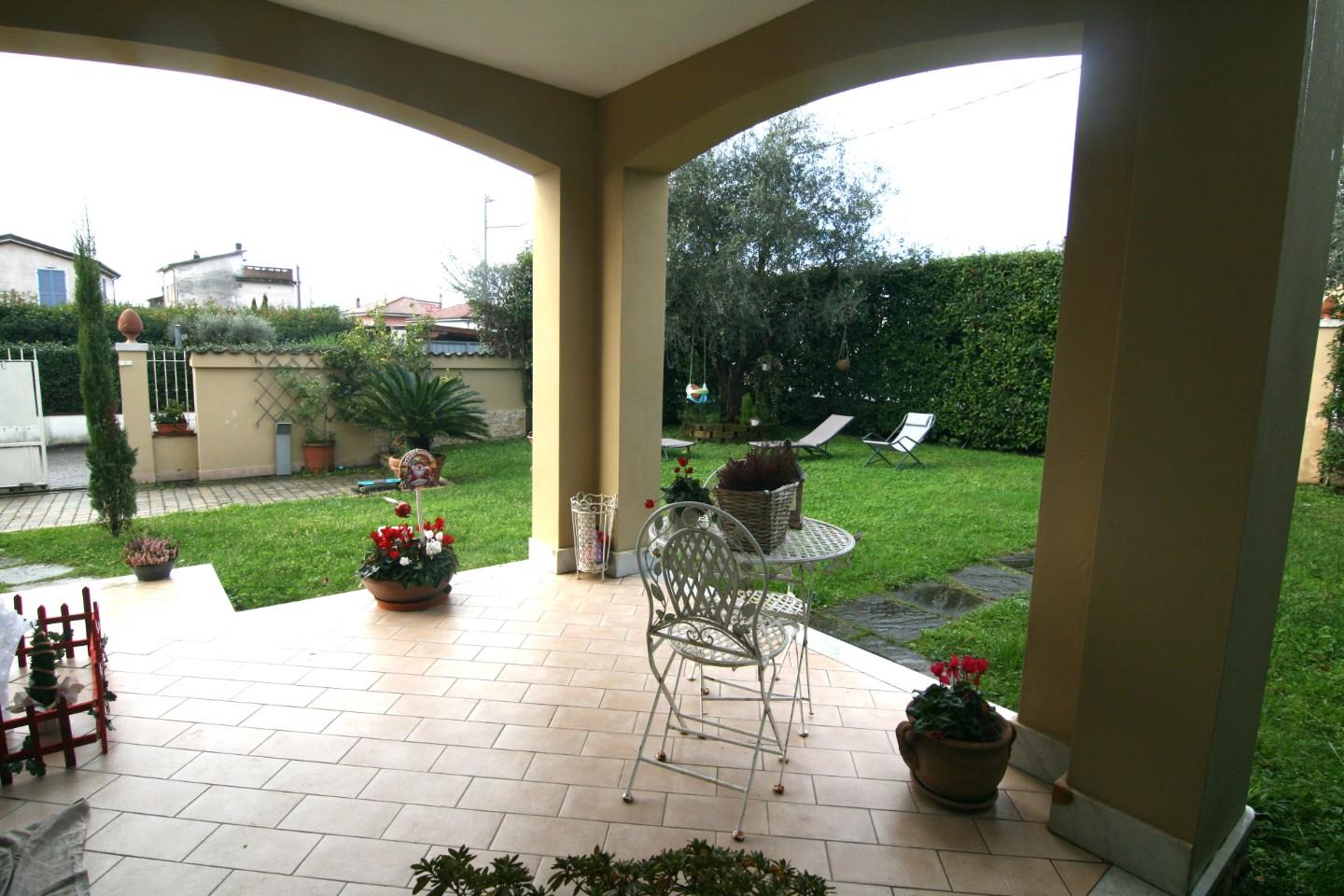 Immagine 29 di Villetta a schiera in vendita  a Carrara