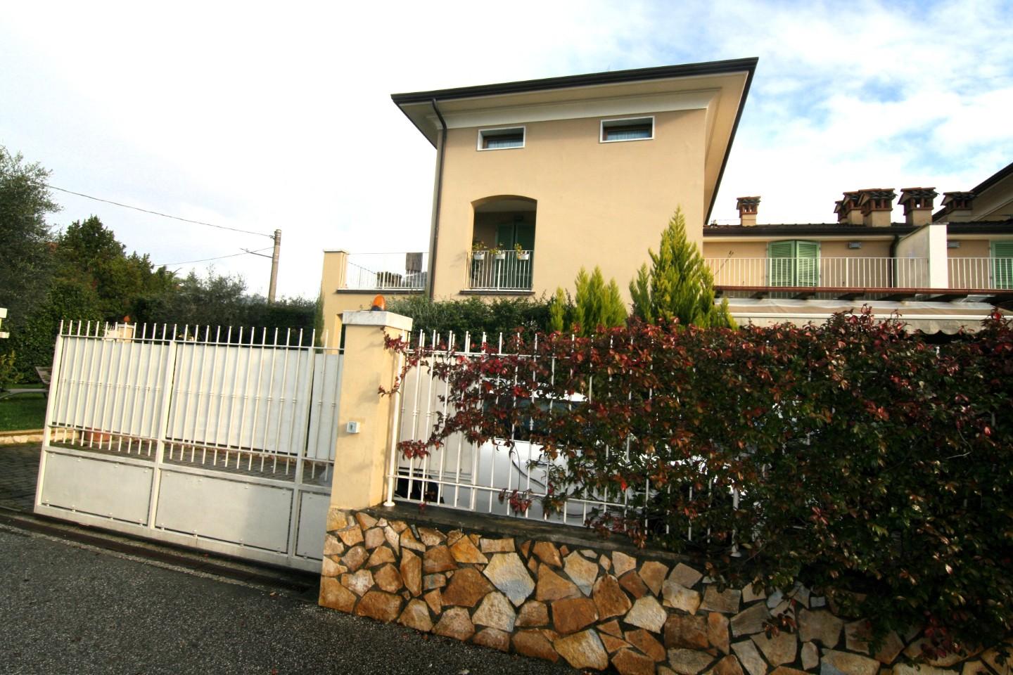 Immagine 27 di Villetta a schiera in vendita  a Carrara