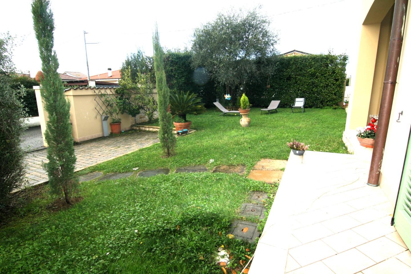 Immagine 23 di Villetta a schiera in vendita  a Carrara