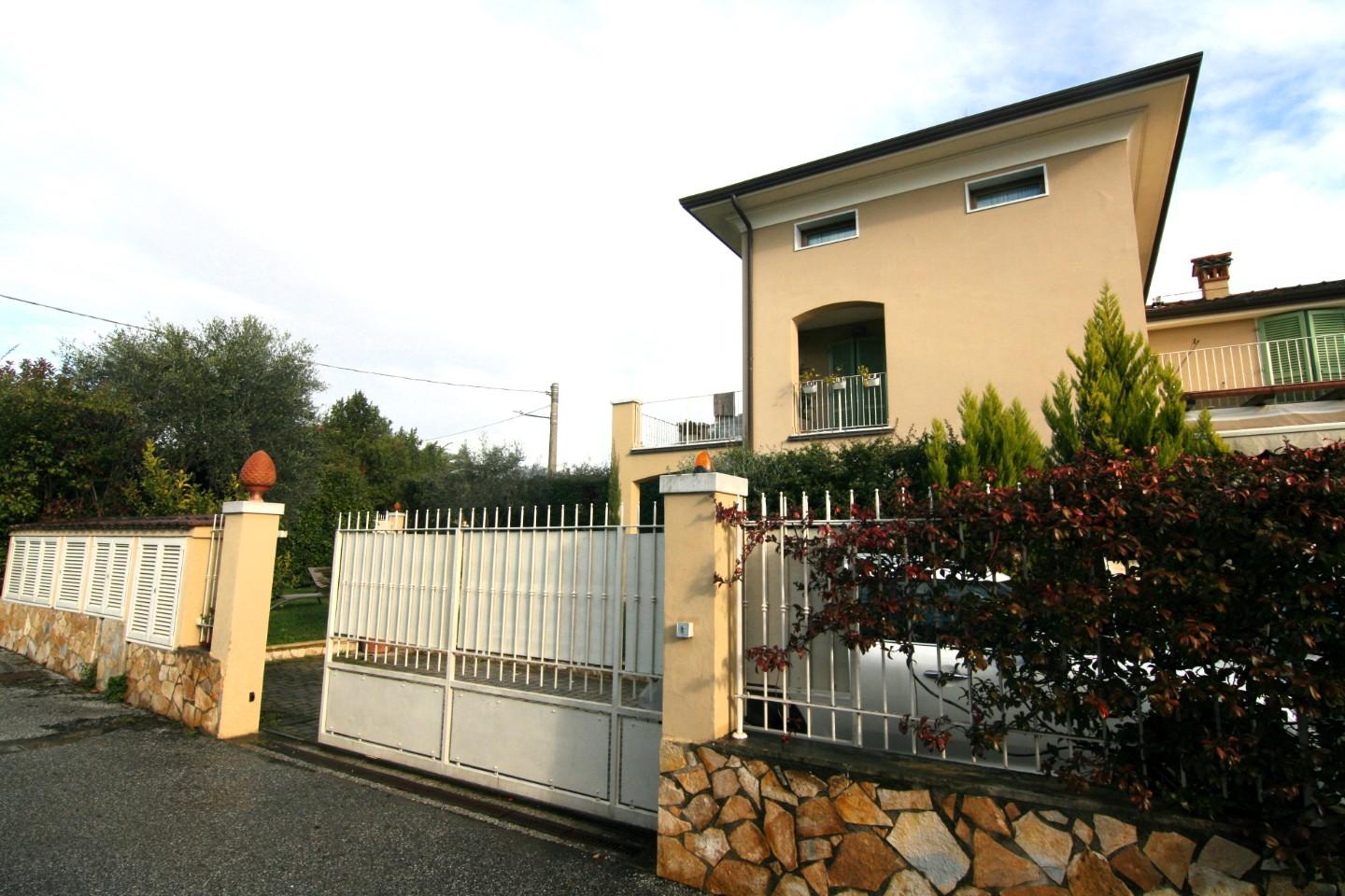 Immagine 26 di Villetta a schiera in vendita  a Carrara