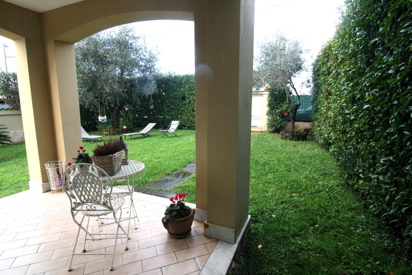 Immagine 30 di Villetta a schiera in vendita  a Carrara