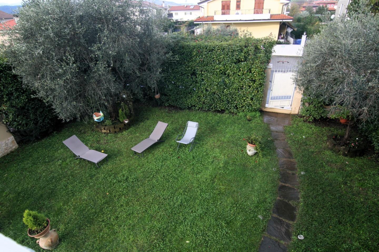 Immagine 31 di Villetta a schiera in vendita  a Carrara