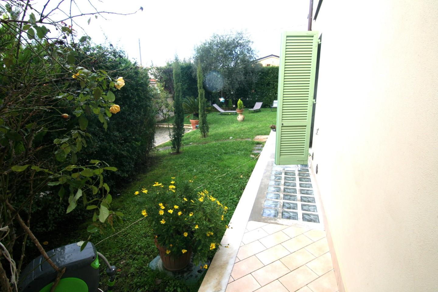 Immagine 24 di Villetta a schiera in vendita  a Carrara