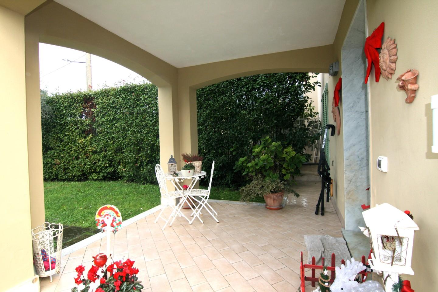 Immagine 28 di Villetta a schiera in vendita  a Carrara