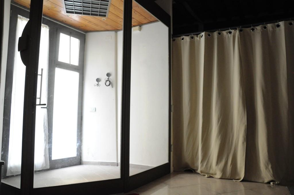 Immagine 6 di Locale commerciale in vendita  a Poggibonsi