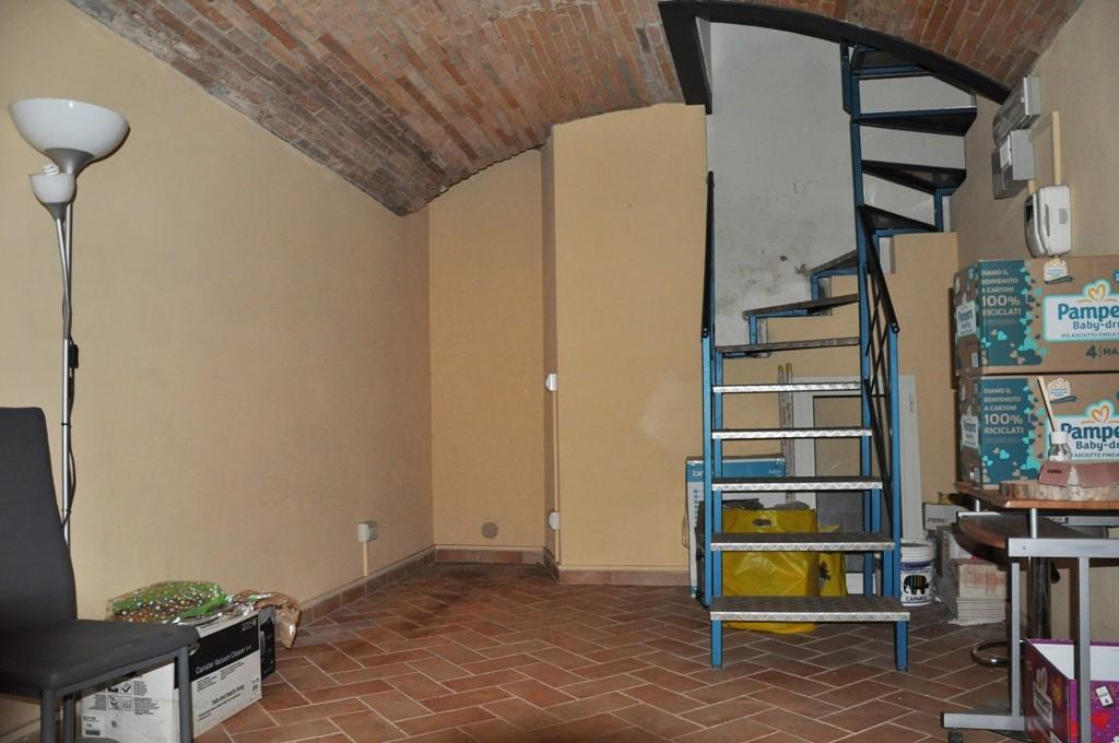 Immagine 17 di Locale commerciale in vendita  a Poggibonsi