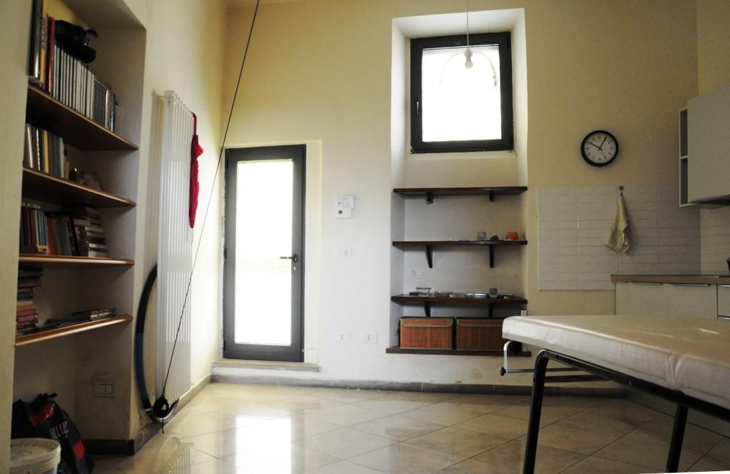 Immagine 9 di Locale commerciale in vendita  a Poggibonsi