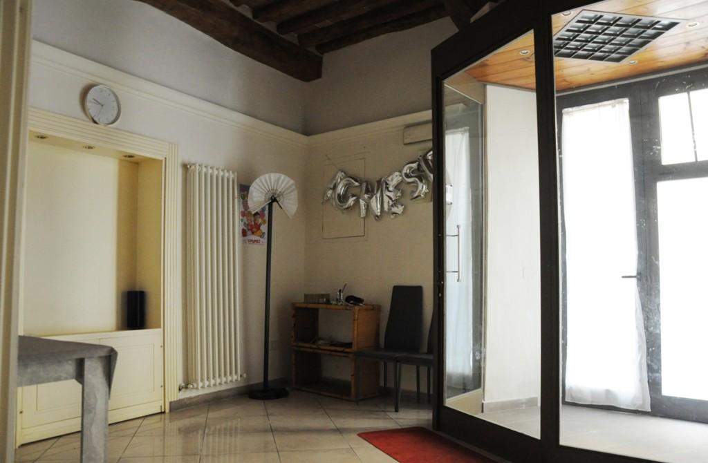 Immagine 2 di Locale commerciale in vendita  a Poggibonsi