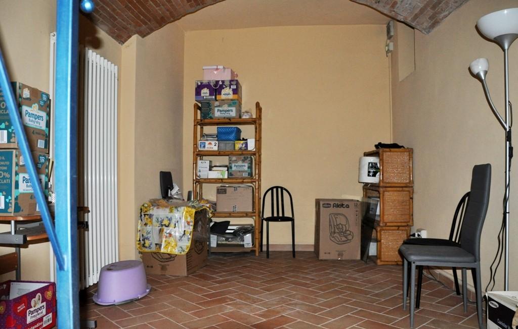 Immagine 16 di Locale commerciale in vendita  a Poggibonsi