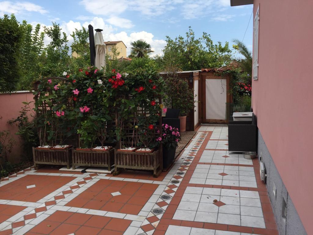 Immagine 8 di Casa bifamiliare in vendita  a Carrara