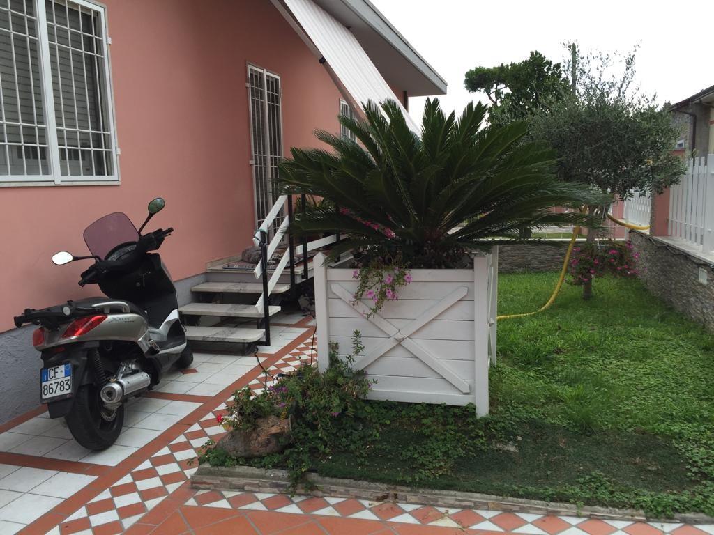 Immagine 6 di Casa bifamiliare in vendita  a Carrara