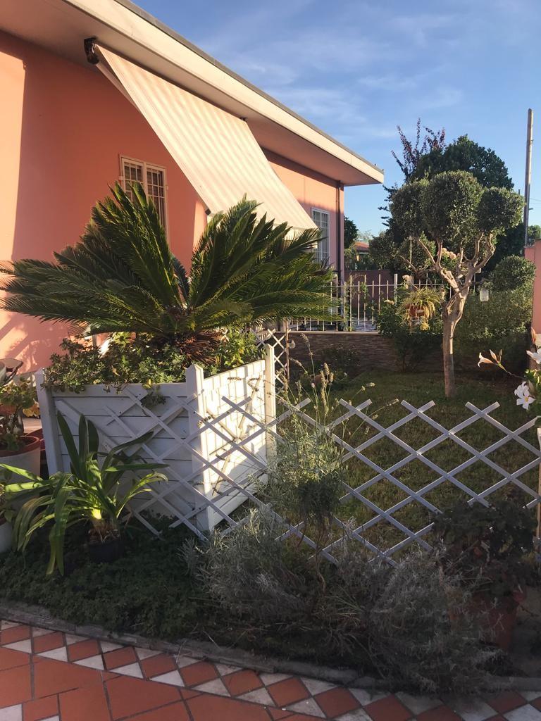 Immagine 10 di Casa bifamiliare in vendita  a Carrara