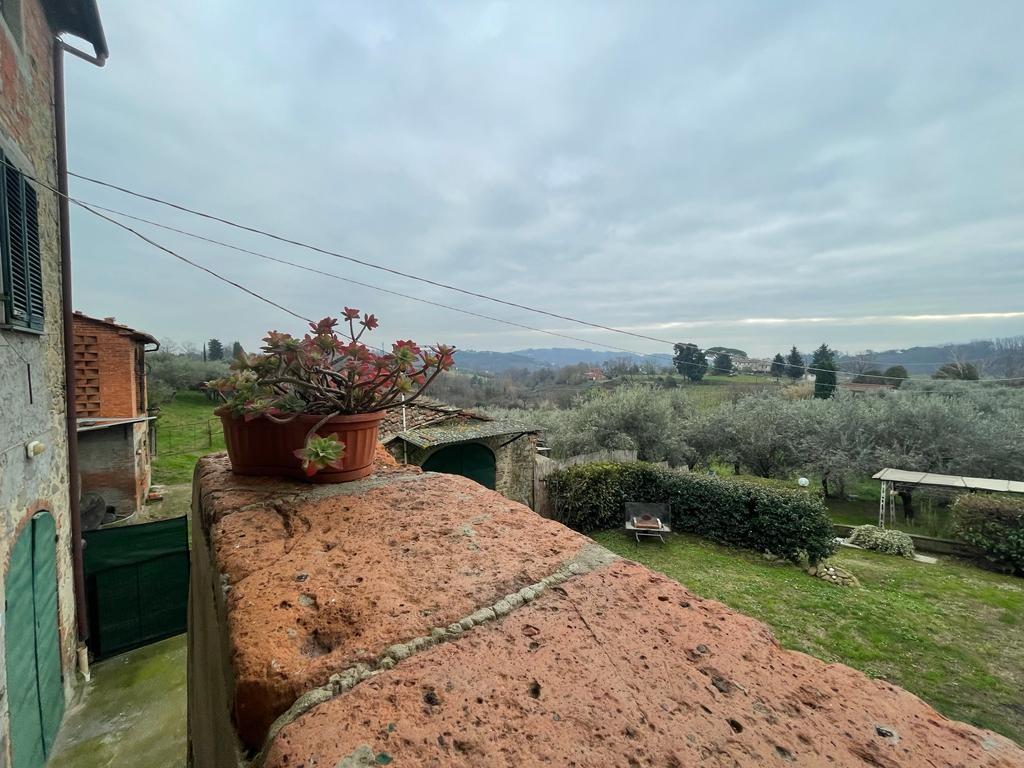 Immagine 11 di Rustico / casale in vendita  a Capannori