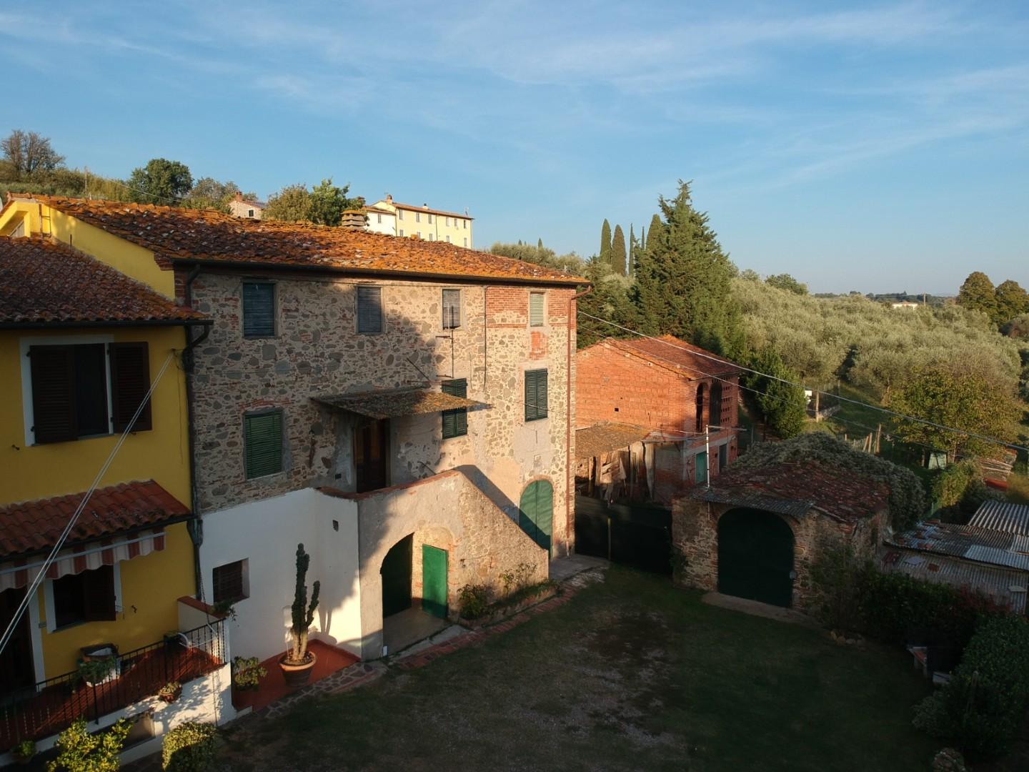 Immagine 50 di Rustico / casale in vendita  a Capannori