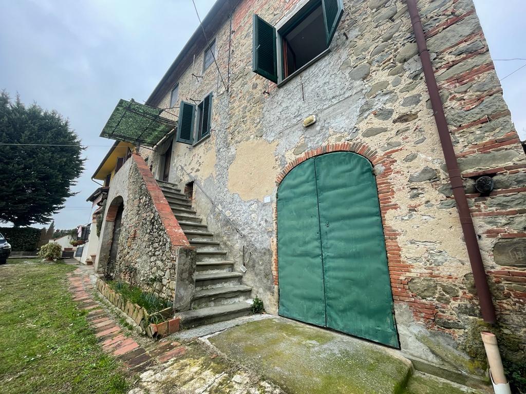 Immagine 21 di Rustico / casale in vendita  a Capannori