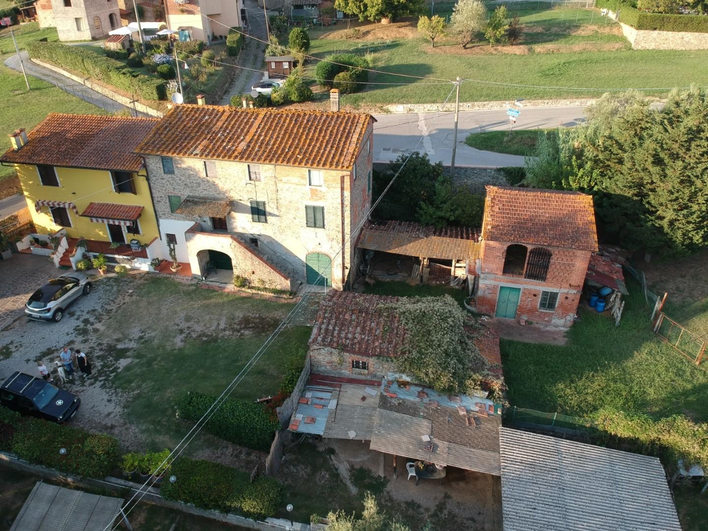 Immagine 42 di Rustico / casale in vendita  a Capannori