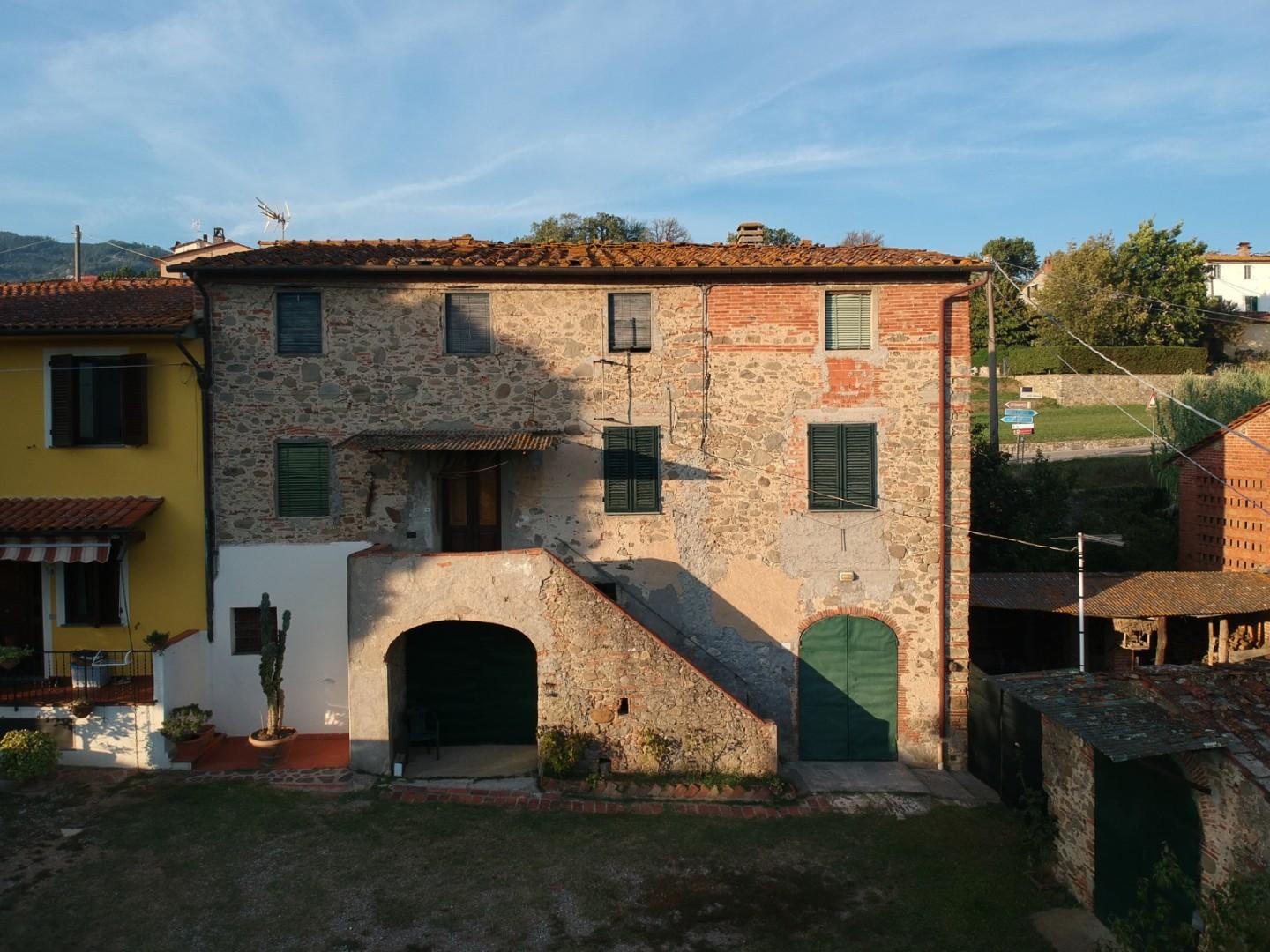 Immagine 43 di Rustico / casale in vendita  a Capannori