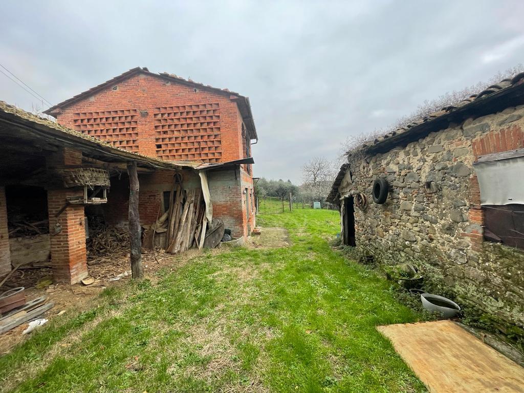 Immagine 27 di Rustico / casale in vendita  a Capannori