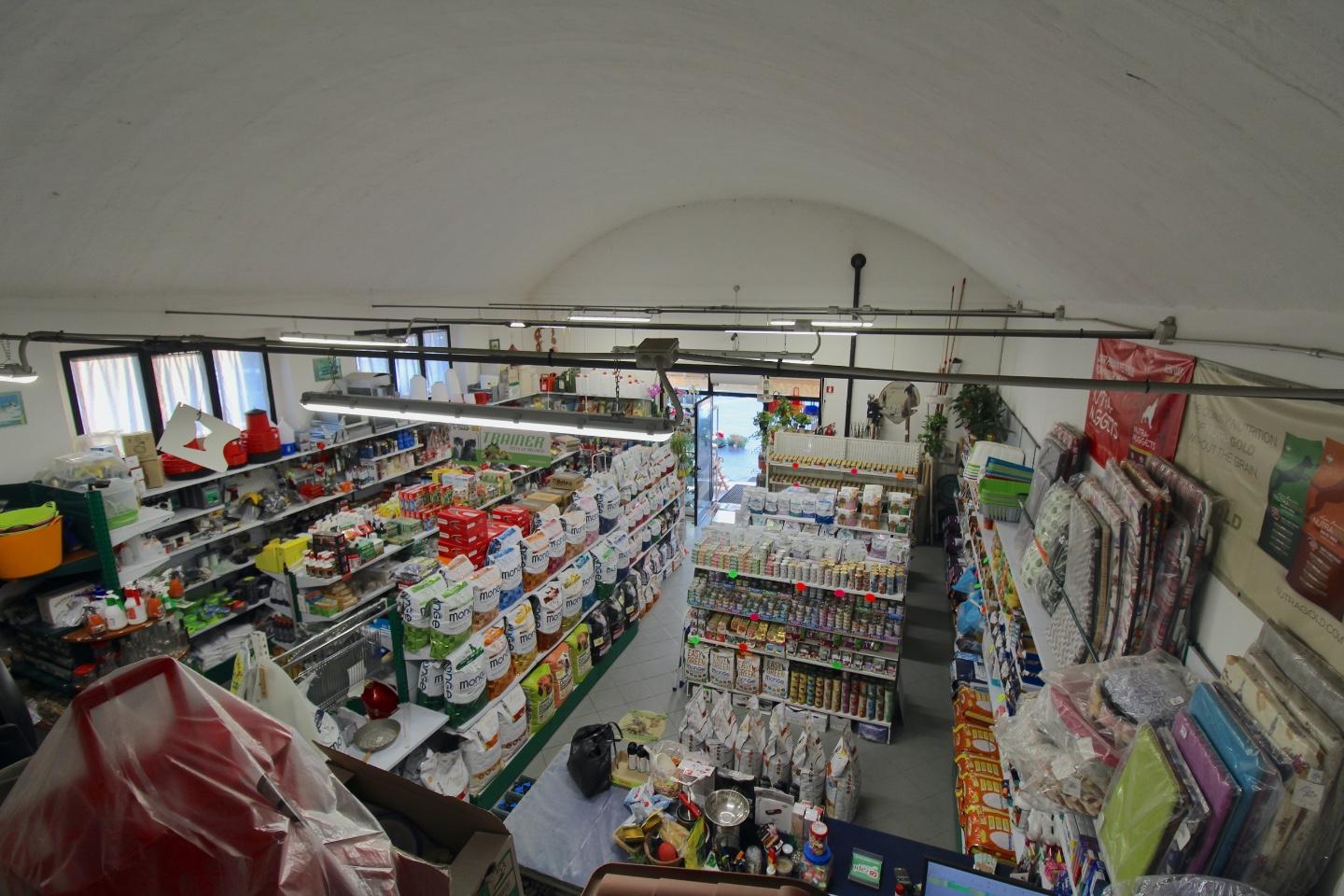 Immagine 15 di Negozio in vendita  a Casciana Terme Lari