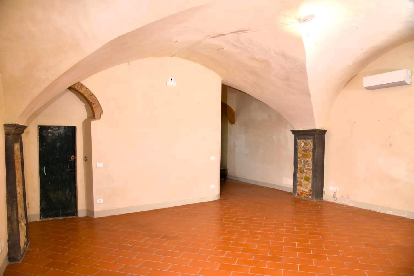 Immagine 3 di Locale commerciale in vendita  a San Casciano In Val Di Pesa