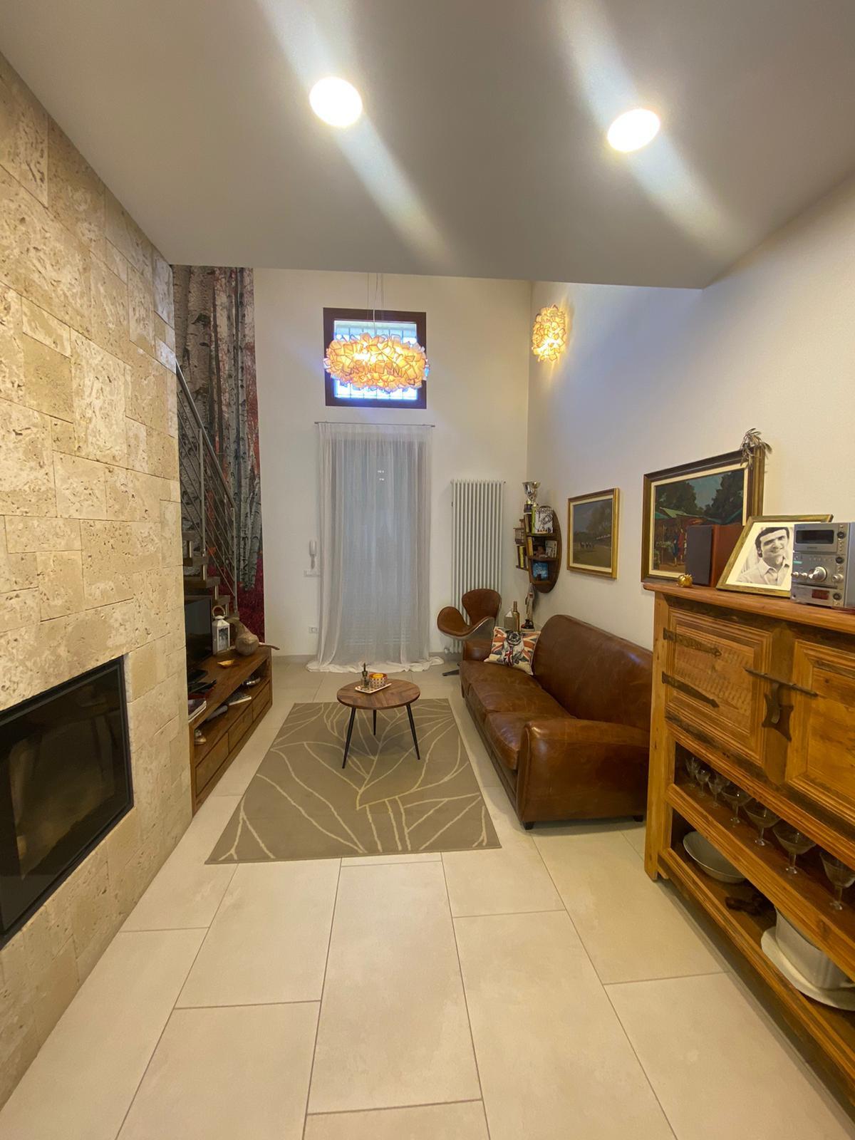 Immagine 11 di Casa bifamiliare in vendita  a Cascina