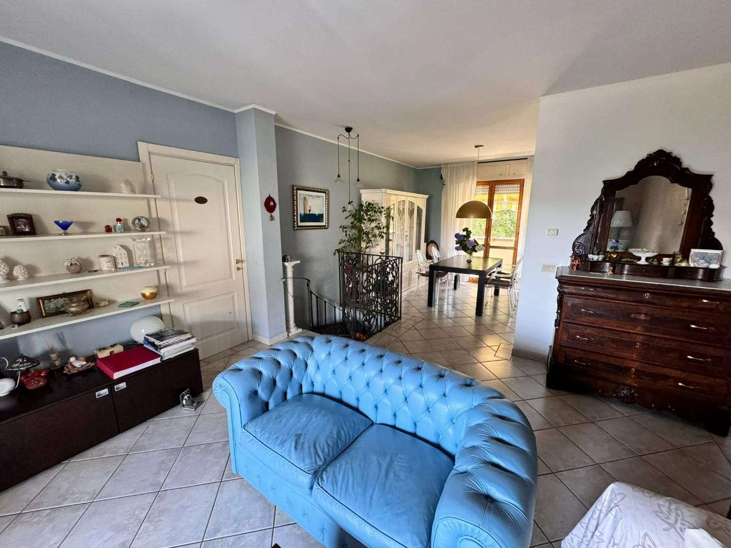 Immagine 2 di Appartamento in vendita  a Montignoso