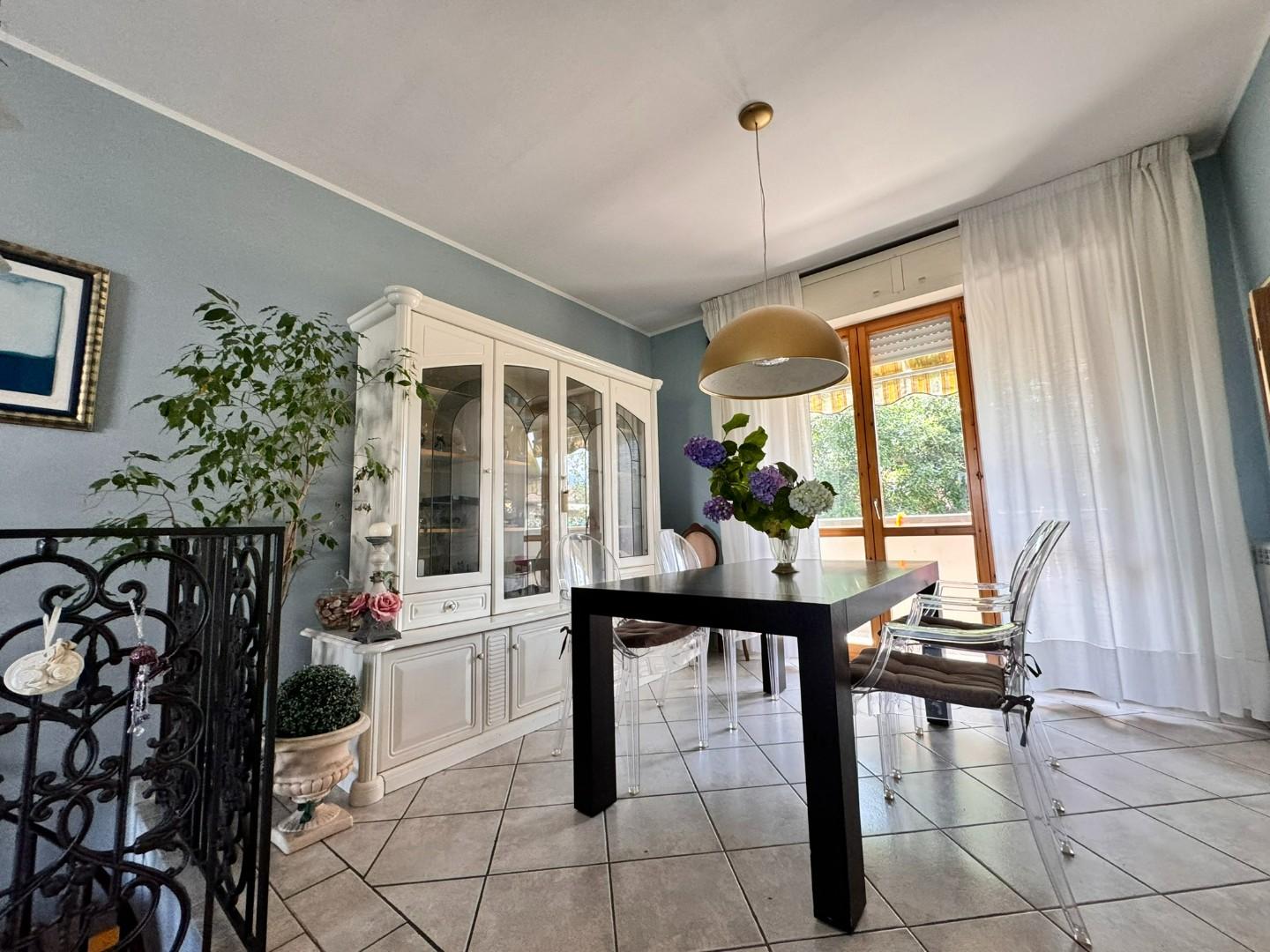 Immagine 3 di Appartamento in vendita  a Montignoso