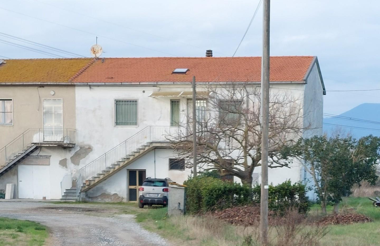 Immagine 2 di Porzione di casa in vendita  a Crespina Lorenzana