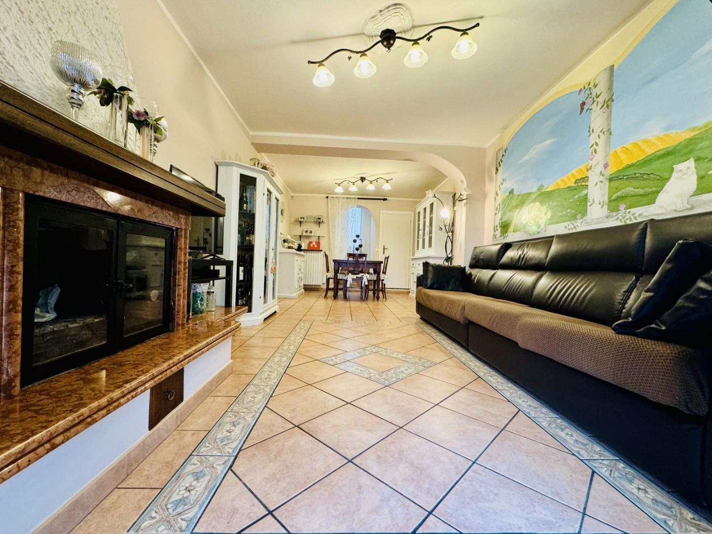 Immagine 2 di Casa semindipendente in vendita  a Pietrasanta