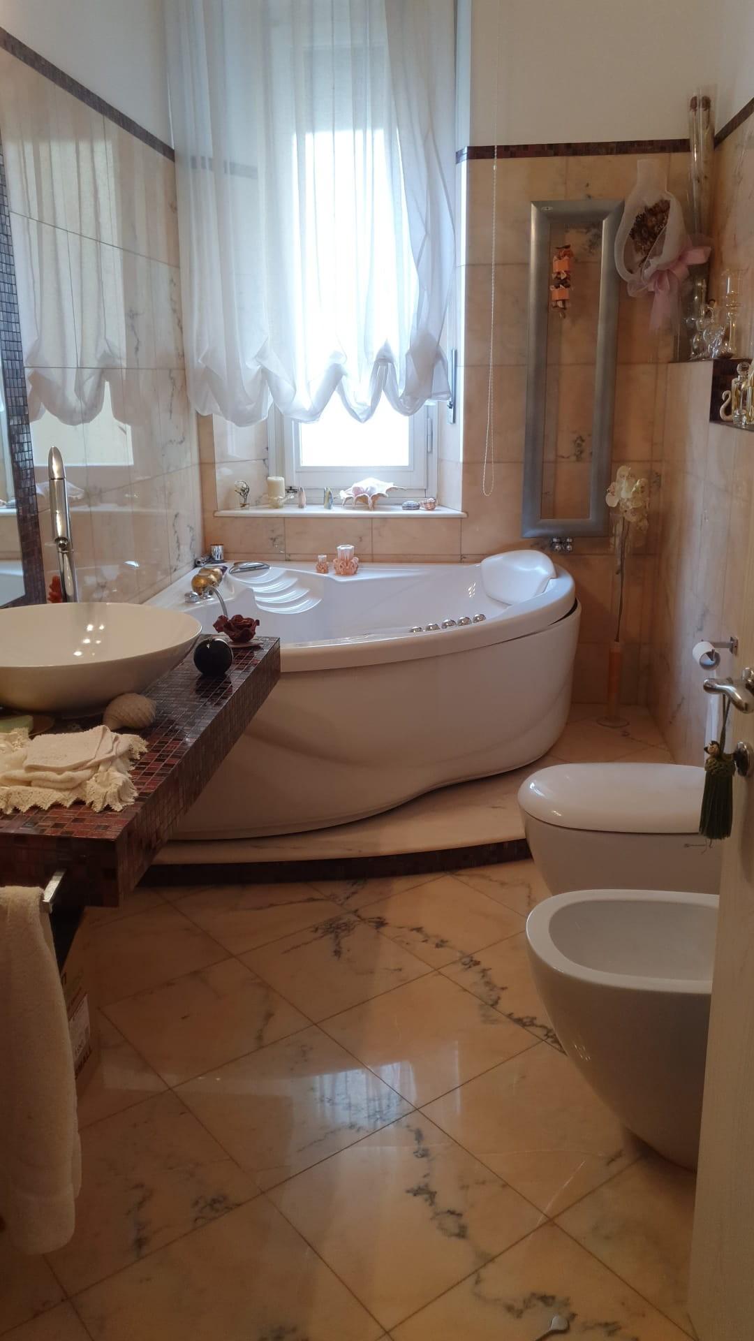 Immagine 21 di Appartamento in vendita  a Livorno