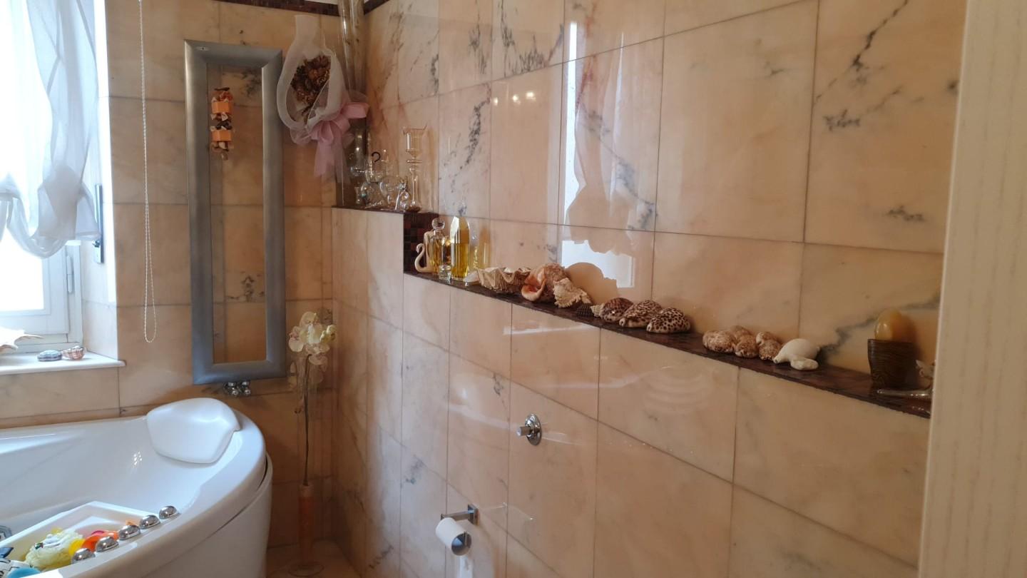 Immagine 16 di Appartamento in vendita  a Livorno