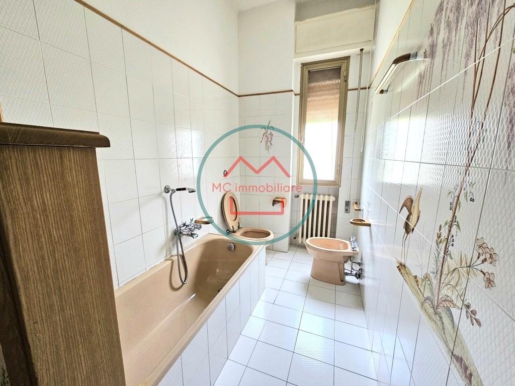 Immagine 8 di Appartamento in vendita  a Montecatini Terme