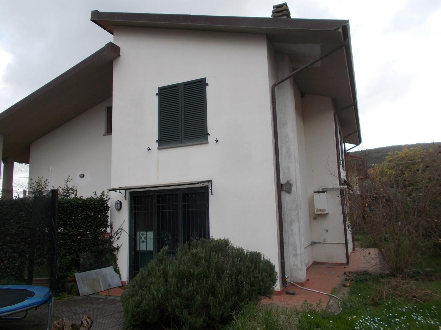 Immagine 2 di Villa in vendita  a Vecchiano