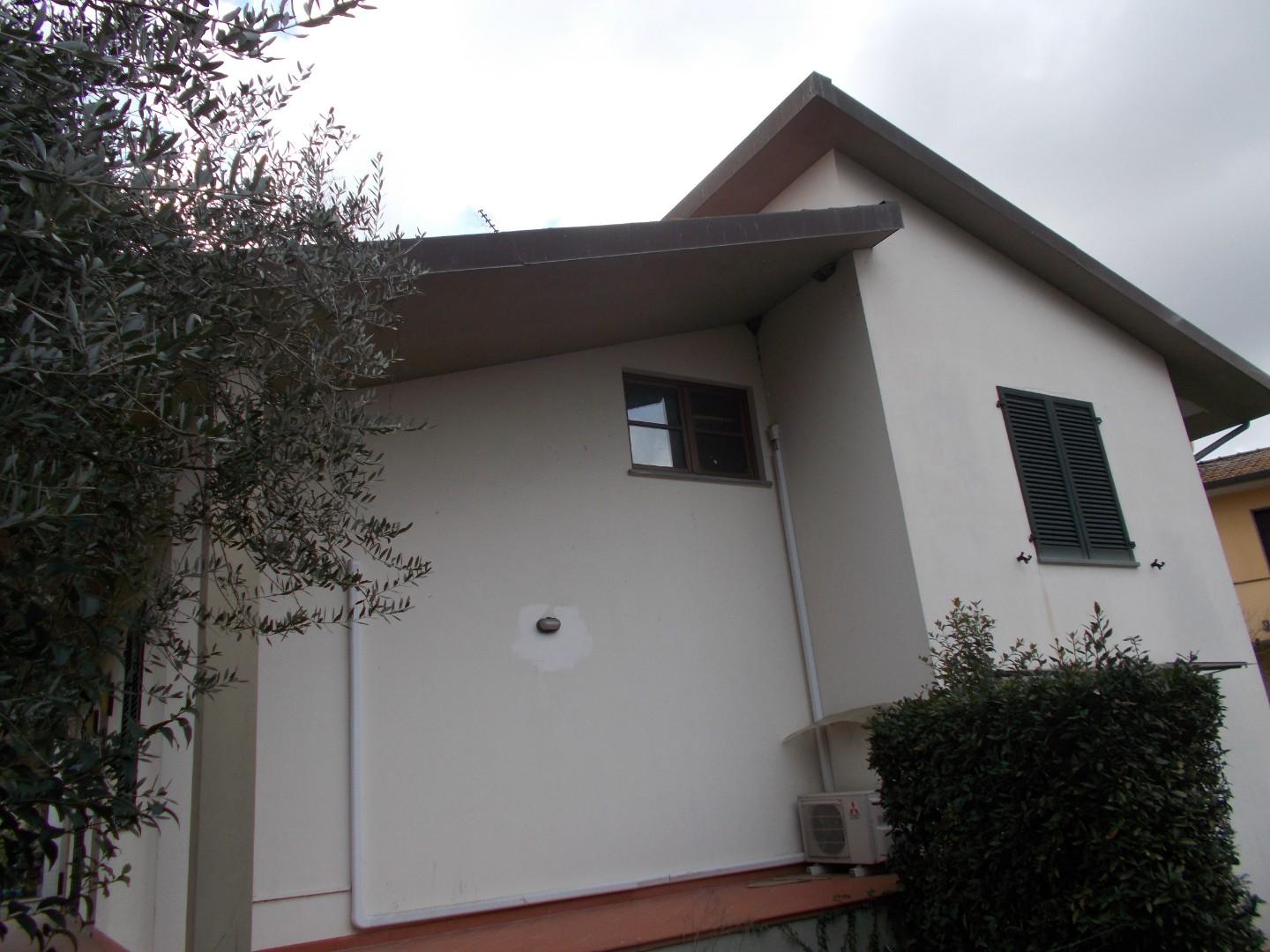 Immagine 10 di Villa in vendita  a Vecchiano