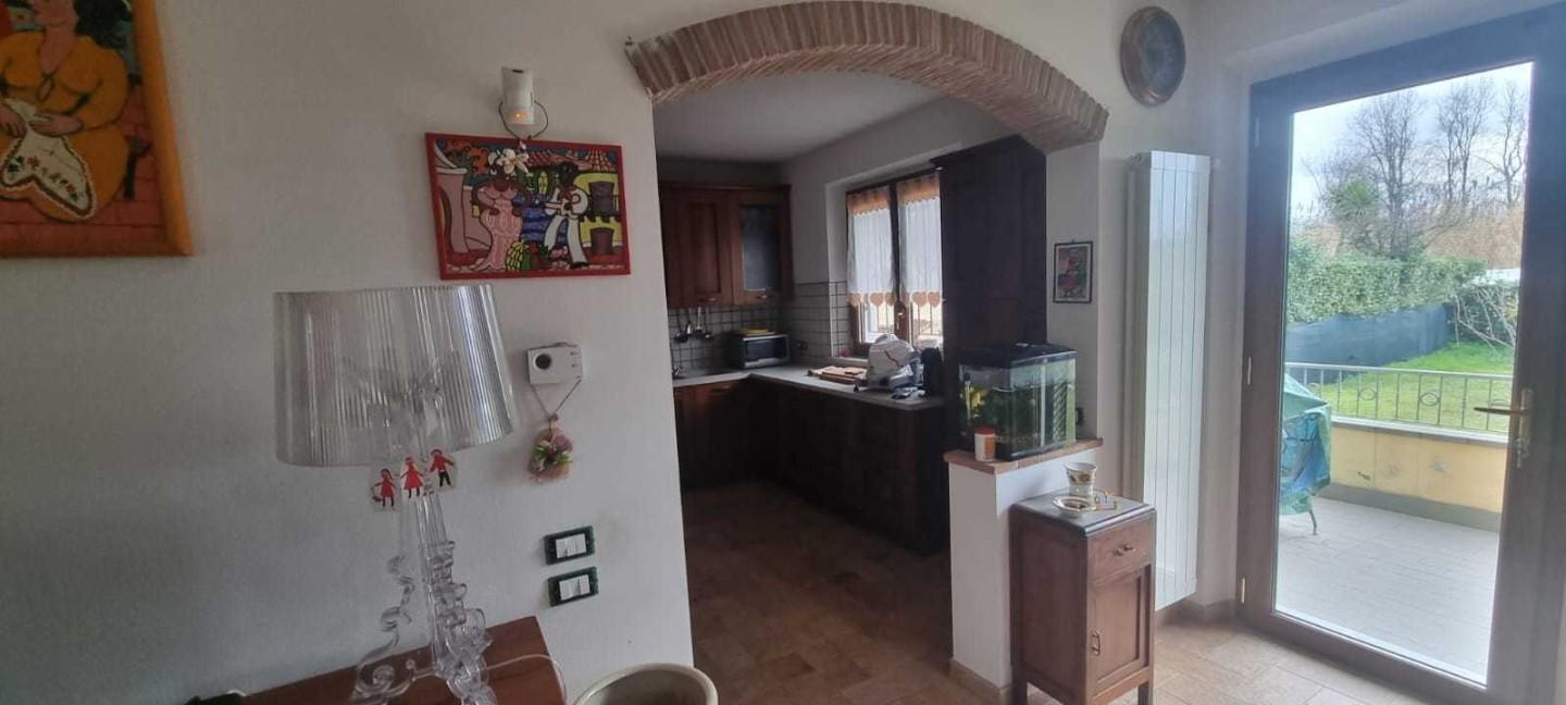 Immagine 5 di Villa in vendita  a Carrara