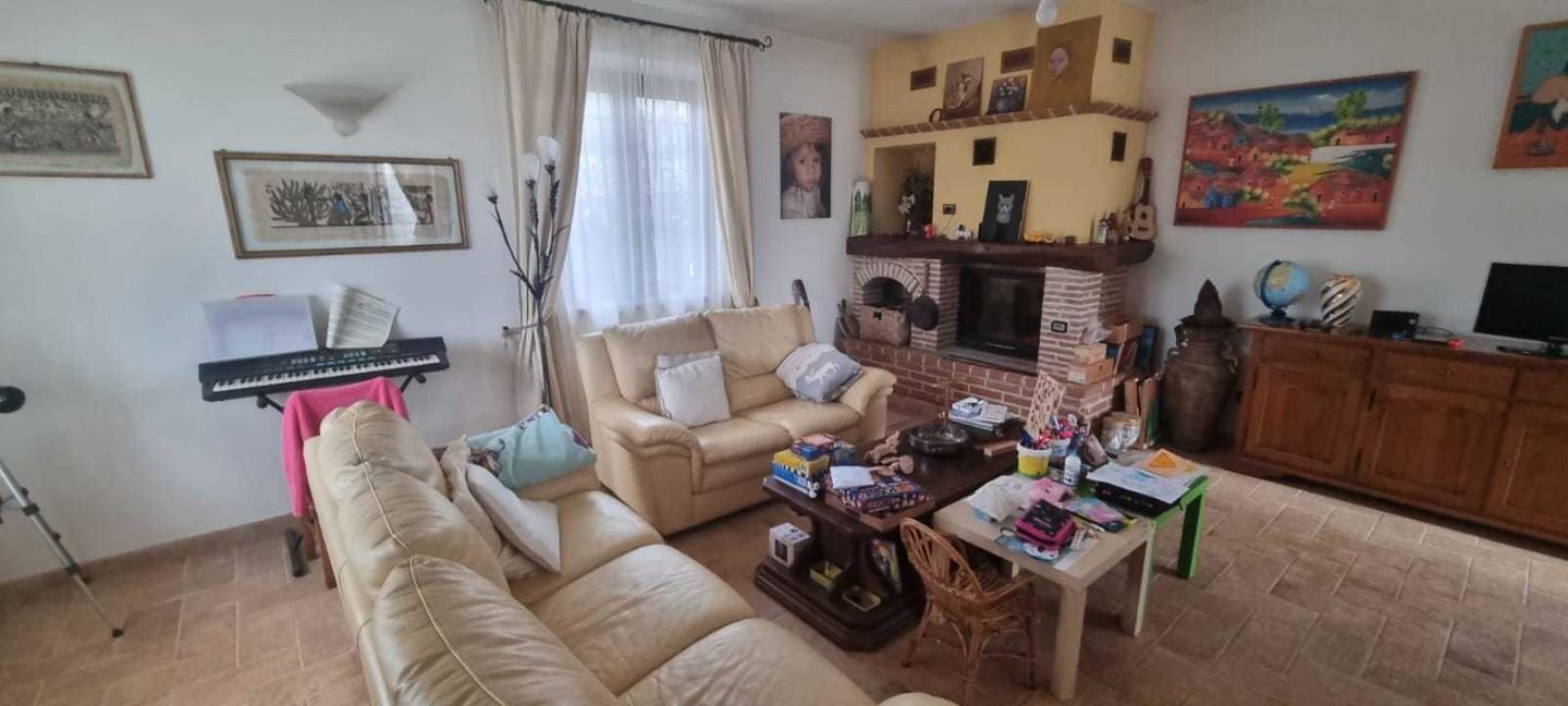 Immagine 1 di Villa in vendita  a Carrara