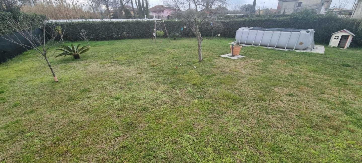 Immagine 31 di Villa in vendita  a Carrara