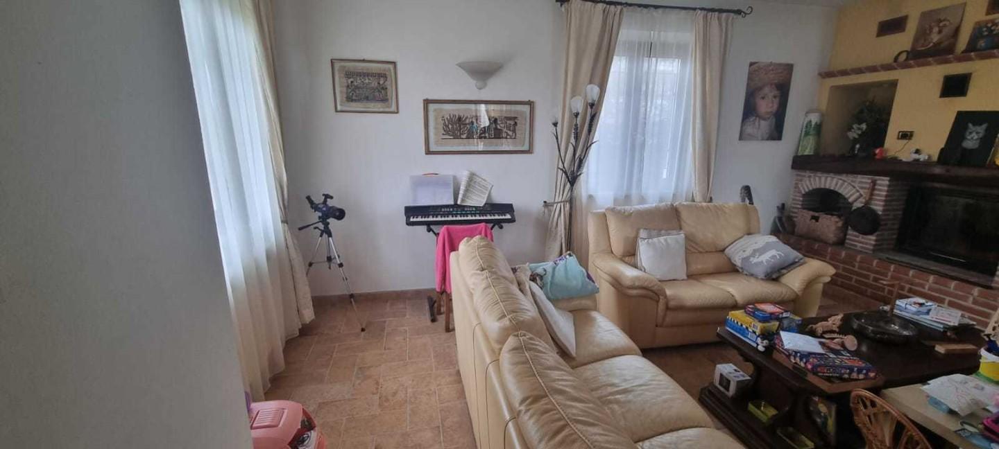 Immagine 2 di Villa in vendita  a Carrara