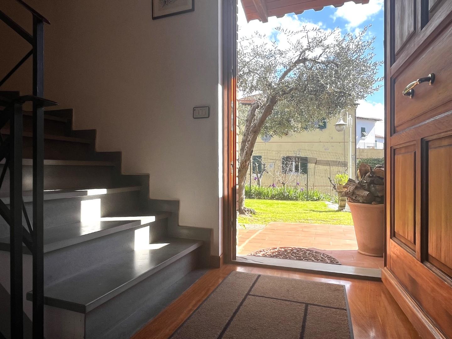 Immagine 9 di Casa bifamiliare in vendita  a Rosignano Marittimo